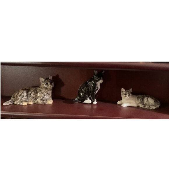 Willabee & Ward Captivating Cats Collection w/ Display Shelf (10 Cat Figurines) - Picture 5 of 8